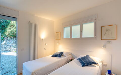 La Scogliera di Sori 5+1: Lit, Mur, Chambre, Design Intérieur, Plafond, Drap De Lit, Literie, Meubles, Domicile, Pièce