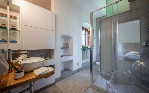 Villa Collegigliato 8: Design Intérieur, Sol, Luminaire Plomberie, Sol, Plafond, Robinet, Éclairage, Salle De Bains, Meubles, Évier