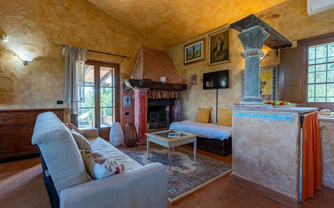 Colle Calzolaro 8: Meubles, Domicile, Chaise, Salon, Tache De Bois, Matériau Naturel, Canapé, Conception, Plante D'Appartement