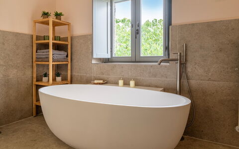 Tenuta Santa Cristina 10: Luminaire Plomberie, Mur, Sol, Salle De Bains, Baignoire, Sol, Design Intérieur, Plomberie, Robinet, Composite