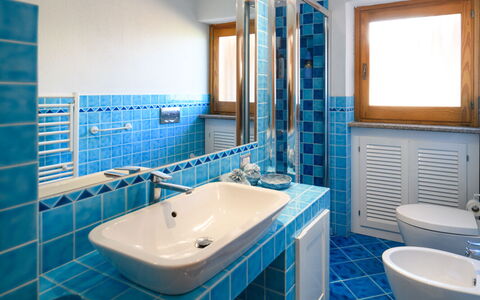Villa Portobello 10+2: Bleu, Sol, Design Intérieur, Sol, Luminaire Plomberie, Tuile, Salle De Bains, Évier, Robinet, Plafond