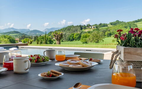 Villa Mamon 6+2: Vaisselle, Colline, Table, Aliments, Meubles, Chaîne De Montagnes, Serveware, Vaisselle
