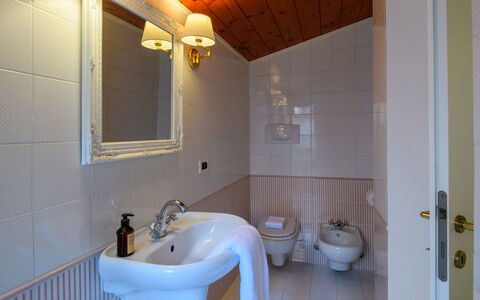Villa Fiola 8: Mur, Design Intérieur, Sol, Luminaire Plomberie, Sol, Salle De Bains, Pièce, Plafond, Plomberie, Éclairage