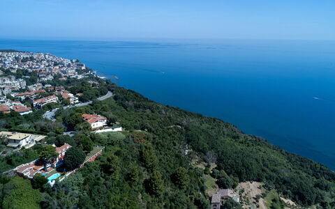 Villa Fiola 8: L'Eau, Plan D'Eau, Zone Résidentielle, Horizon, Côte, Mer, Cotiers Et Relief Océaniques, Ville, Voie Navigable, Paysage