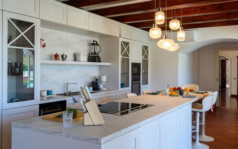 Villa Fiola 8: Meubles, Design Intérieur, Cuisine, Sol, Comptoir, Luminaire, Bois, Plafond, Sol, Cabinetry
