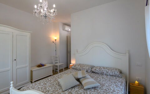 Villa Isola 8+2: Meubles, Design Intérieur, Lit, Chambre, Sol, Mur, Sol, Bois, Pièce, Drap De Lit