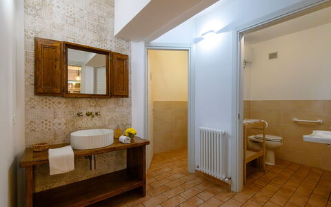 Villa Isola 8+2: Sol, Lavabo, Mur, Sol, Design Intérieur, Luminaire Plomberie, Bois, Plafond, Évier, Salle De Bains