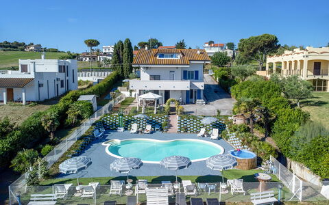 Villa Alma 8+2: Piscine, Recours, Mobilier De Jardin, Parapluie, Biens, Ville Resort, Hôtel, Villa, Eco Hôtel, Balancelle