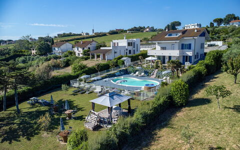 Villa Alma 8+2: Piscine, Recours, Mobilier De Jardin, Parapluie, Vue Du Ciel, Loisir, Balancelle, Photographie Aérienne, Biens, Ville Resort