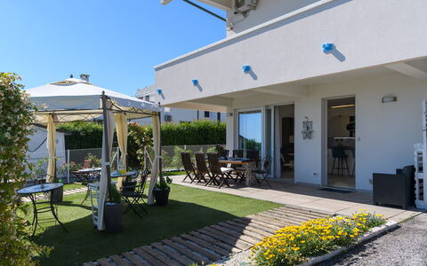 Villa Alma 8+2: Zone Résidentielle, Domicile, Ombre, Biens, Jardin, Aménagement Paysager, Cour, Pot De Fleur, Balcon