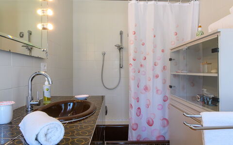 Villa Alma 8+2: Design Intérieur, Salle De Bains, Luminaire Plomberie, Robinet, Plomberie, Lavabo, Sol, Rideau, Éclairage, Évier