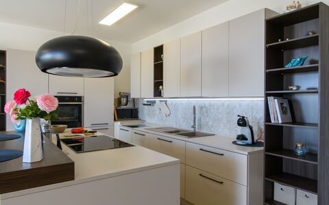 Villa Alma 8+2: Meubles, Cuisine, Comptoir, Design Intérieur, Appareil De Cuisine, Cabinetry, Sol, Luminaire, Sol, Bois