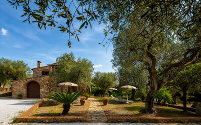 Casale le Lupe Apartments: Jardin, Biens, Hacienda, Aménagement Paysager, Ferme, Cour, Villa, Ombre, Arrière-Cour, Allée