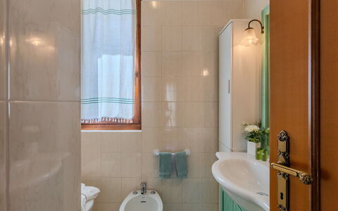Casa Burli: Lavabo, Salle De Bains, Luminaire Plomberie, Design Intérieur, Sol, Sol, Évier, Robinet, Plomberie, Éclairage