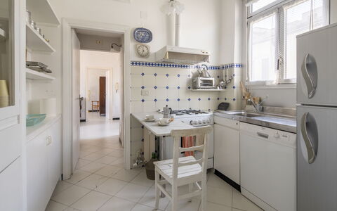 La Terrazza in Centro, Genova: Sol, Design Intérieur, Sol, Cuisine, Meubles, Plafond, Comptoir, Principaux Appliance, Cabinetry, Appareil De Cuisine