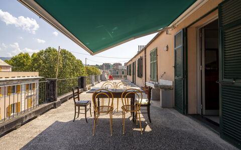 La Terrazza in Centro, Genova: Ombre, Chaise, Balcon, Plante D'Appartement