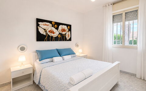 Villa Franca: Meubles, Lit, Design Intérieur, Chambre, Sol, Sol, Drap De Lit, Literie, Pièce, Plafond