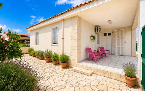 Villa Franca: Zone Résidentielle, Domicile, Porte, Biens, Ombre, Chalet, Dalle, Jardin, Aménagement Paysager, Cour