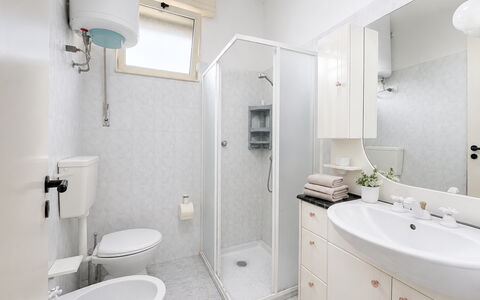 Villa Franca: Luminaire Plomberie, Design Intérieur, Lavabo, Salle De Bains, Sol, Évier, Sol, Toilette, Robinet, Plafond