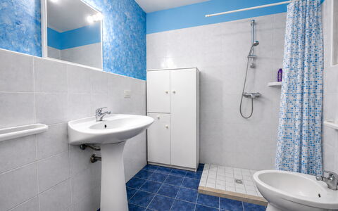 Villa Patrizia: Bleu, Luminaire Plomberie, Sol, Salle De Bains, Sol, Évier, Lavabo, Tuile, Plomberie, Design Intérieur
