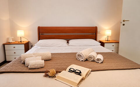 Villa Patrizia: Meubles, Chambre, Lit, Design Intérieur, Drap De Lit, Sol, Cadre De Lit, Literie, Pièce, Appartement