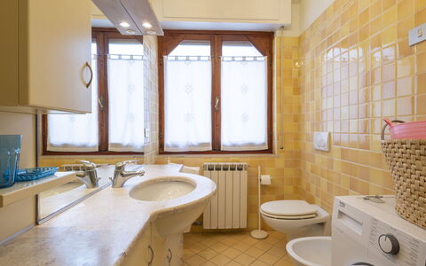 Nautilus: Sol, Sol, Luminaire Plomberie, Design Intérieur, Lavabo, Salle De Bains, Évier, Plafond, Robinet, Plomberie