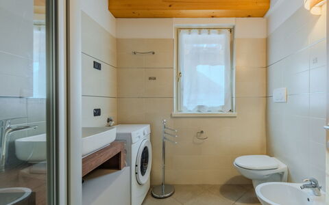 Rugia: Sol, Design Intérieur, Sol, Luminaire Plomberie, Mur, Bois, Salle De Bains, Plafond, Évier, Pièce