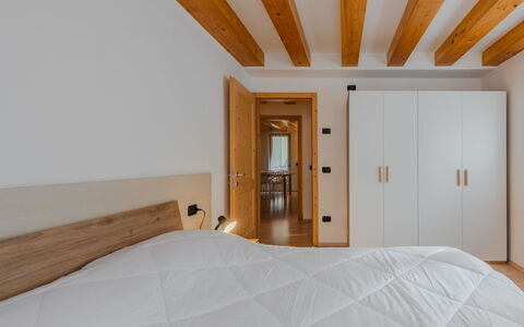 Rugia: Design Intérieur, Bois, Sol, Plafond, Sol, Meubles, Chambre, Pièce, Lit, Éclairage