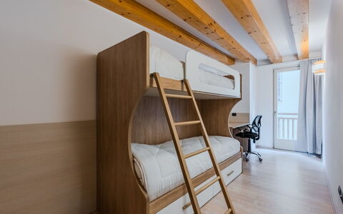 Rugia: Bois, Design Intérieur, Sol, Sol, Chambre, Lit, Plafond, Parquet, Meubles, Appartement