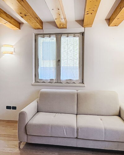 Rugia: Meubles, Design Intérieur, Sol, Mur, Bois, Sol, Pièce, Canapé, Plafond, Salon