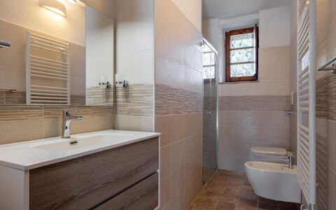 Casa Clara Pool, Casole Elsa, Monti: Sol, Luminaire Plomberie, Salle De Bains, Sol, Design Intérieur, Évier, Lavabo, Robinet, Armoire De Toilette, Plomberie
