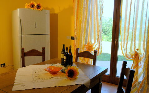 Villa Saida: Pièce, Salle À Manger, Orange, Meubles, Table, Jaune, Design Intérieur, Propriété, Rideau, Domicile