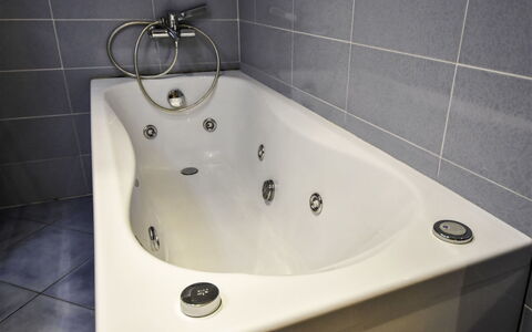 Alleghe 100: Robinet, Salle De Bains, Évier, Lavabo, Propriété, Luminaire Plomberie, Mur, Tuile, Baignoire, Pièce