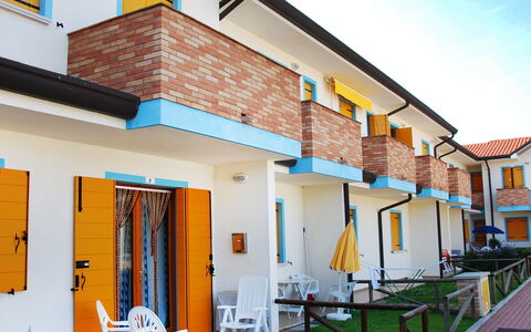 Rosolina Mare 350: Propriété, Bâtiment, Ciel, Plante, Bleu Azur, Fenêtre, Orange, Porte, Architecture, Ombre