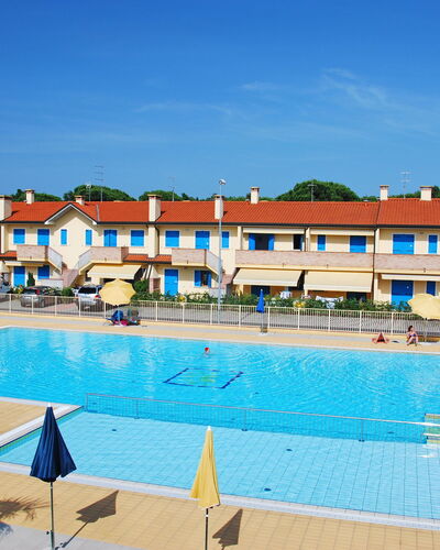Rosolina Mare 350: L'Eau, Plante, Ciel, Bâtiment, Piscine, Fenêtre, Arbre, Chaise, Loisir, Condominium