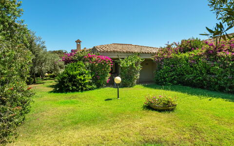 Villasimius 300: Arbuste, Jardin, Biens, Ferme, Chalet, Pelouse, Hacienda, Aménagement Paysager, Eco Hôtel