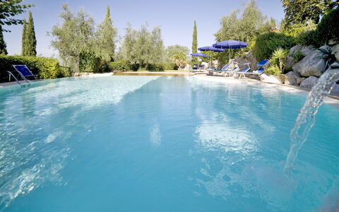 Le Rondini: Piscine, L'Eau, Propriété, Ressources En Eau, Loisir, Immobilier, Ciel, Vacances, Arbre, Ville Resort