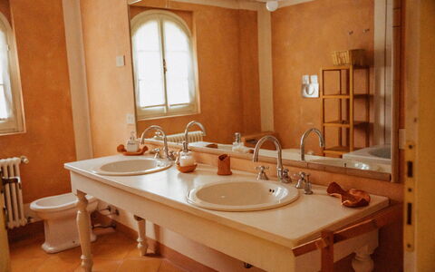 La Cenerara: Lavabo, Luminaire Plomberie, Évier, Design Intérieur, Sol, Robinet, Salle De Bains, Sol, Plomberie, Comptoir