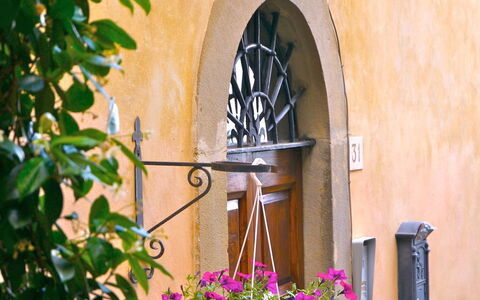 Santo Agostino: Cambre, Fleur, Fenêtre, Plante, Architecture, Arbre, Bâtiment, Porte, Maison, Façade