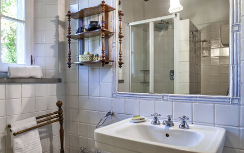Vittoria: Salle De Bains, Pièce, Propriété, Design Intérieur, Bâtiment, Architecture, Luminaire Plomberie, Évier, Maison, Meubles