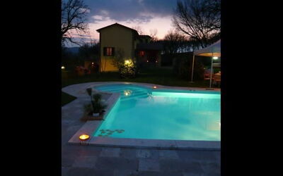 La maison avec la piscine le nuit 