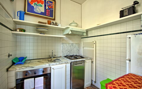 Panzalla: Pièce, Propriété, Tuile, Bâtiment, Design Intérieur, Maison, Cuisine, Meubles, Cabinetry, Architecture