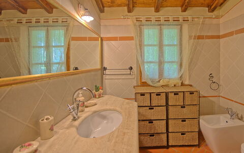 Villa Margherita: Salle De Bains, Pièce, Propriété, Design Intérieur, Évier, Bâtiment, Maison, Luminaire Plomberie, Plafond, Tuile