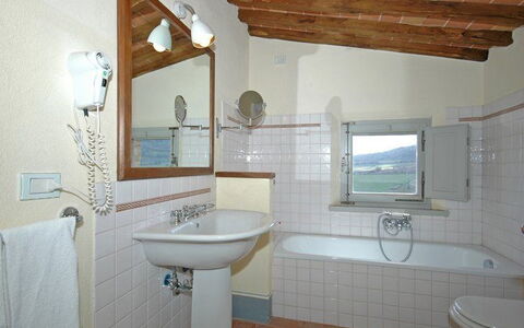 Brunello: Salle De Bains, Propriété, Pièce, Bâtiment, Maison, Design Intérieur, Baignoire, Sol, Tuile, Immobilier