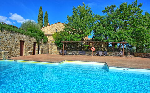 Brunello: L'Eau, Ciel, Plante, Nuage, Propriété, Bâtiment, Piscine, Bleu, Bleu Azur, La Nature