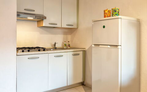Golfo di Marinella 300: Appareil De Cuisine, Cuisine, Principaux Appliance, Comptoir, Électroménager, Cabinetry, Evier, Design Intérieur, Cuisinière, Le Fourneau