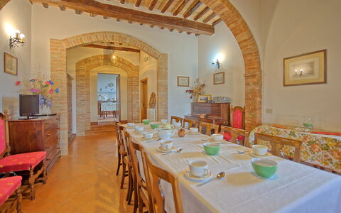 San Donnino: Restaurant, Propriété, Pièce, Bâtiment, Design Intérieur, Hall De Fonction, Table, Salle À Manger, Immobilier, Meubles