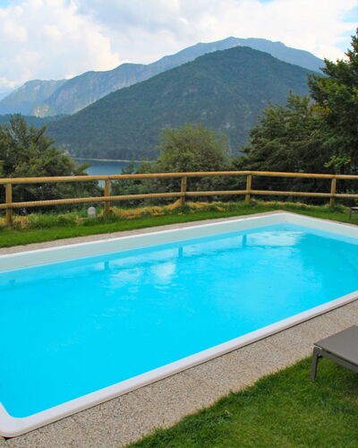 Lago di Ledro 350: L'Eau, Nuage, Ciel, Ressources En Eau, Plante, Propriété, Piscine, Arbre, Bleu Azur, Botanique