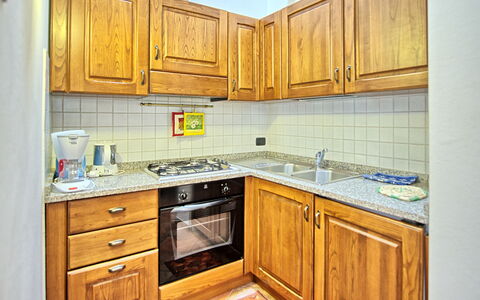 Certaldo: Comptoir, Cabinetry, Pièce, Propriété, Cuisine, Meubles, Jaune, Immobilier, Bâtiment, Domicile