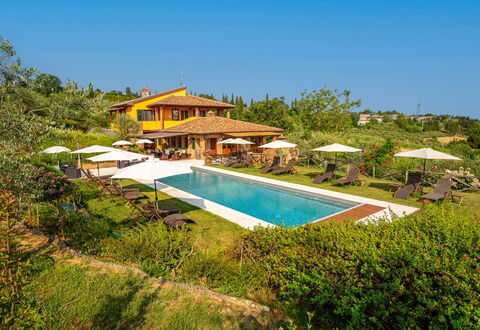 Villa Amadeo: Ciel, L'Eau, Plante, Piscine, Paysage Naturel, Ombre, Rectangle, Bâtiment, Mobilier De Jardin, Arecales